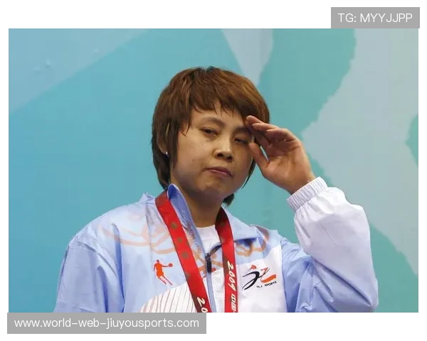 田径三级跳选手落地后滑到解说席