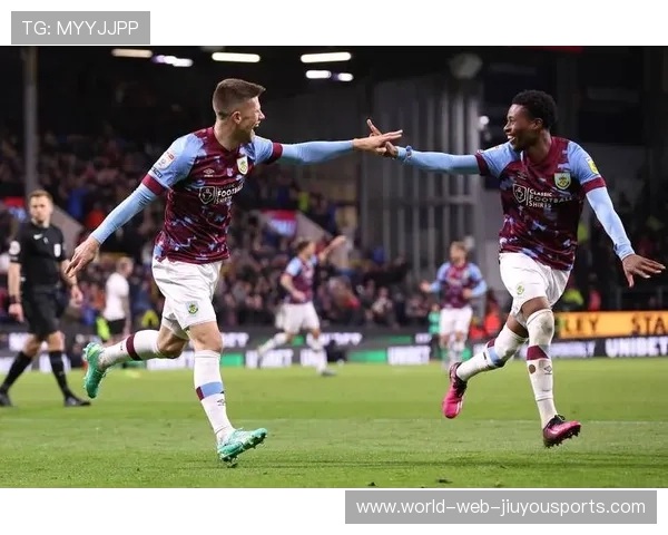 英超球队通过精准长传打破高位压迫防线，英超传控球队